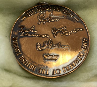 Lot 173 - CAVERN CLUB AND BEATLES MEMORABILIA INC KING OF BEAT MEDALLION