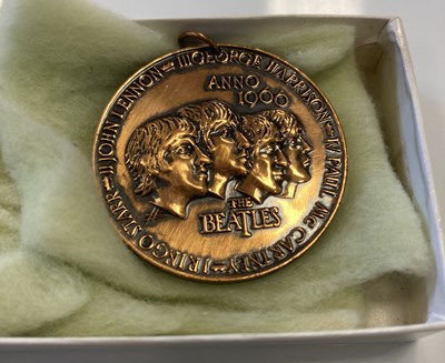 Lot 173 - CAVERN CLUB AND BEATLES MEMORABILIA INC KING OF BEAT MEDALLION