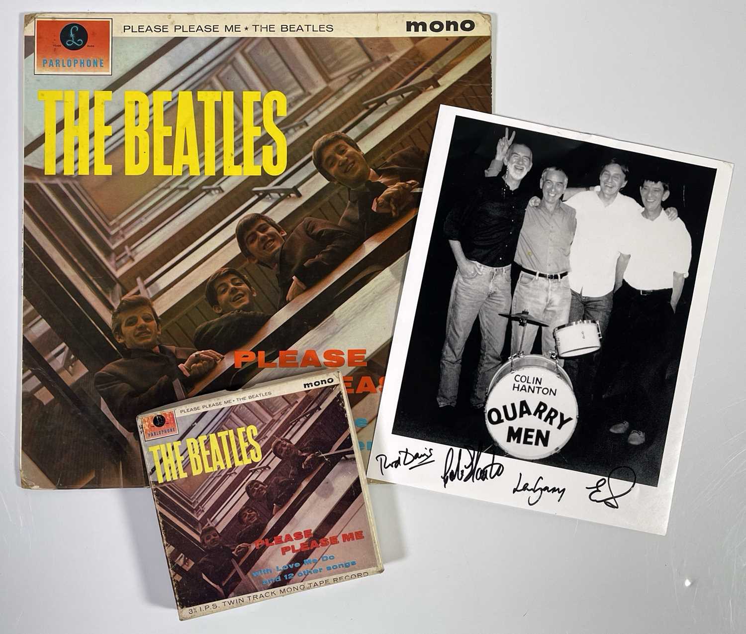 Lot 28 - THE BEATLES - PLEASE PLEASE ME 8 TRACK / MONO LP / SIGNED QUARRY MEN PHOTO.