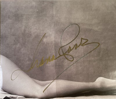 Lot 281 - DIANA ROSS - A SIGNED LP WITH PHOTOS FROM SIGNING SESSION.