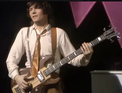 Lot 509 - KRAMER 650B BASS GUITAR - OWNED BY PETE BRIQUETTE OF BOOMTOWN RATS AND AS PLAYED ON TOTP.