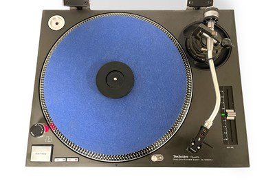 Lot 8 - TECHNICS SL-1210 MK2 DIRECT DRIVE TURNTABLE.