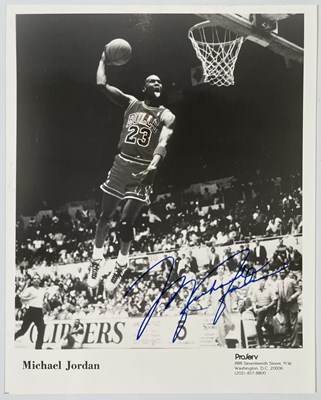 Lot 321 - BASKETBALL - PHOTO SIGNED BY MICHAEL JORDAN.