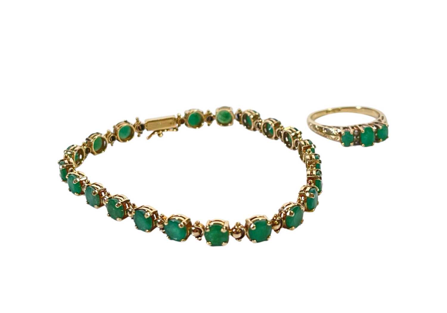 Lot 5 - GOLD JEWELLERY - EMERALD RING AND BRACELET.