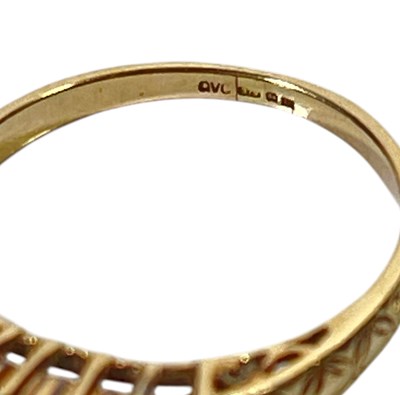Lot 5 - GOLD JEWELLERY - EMERALD RING AND BRACELET.