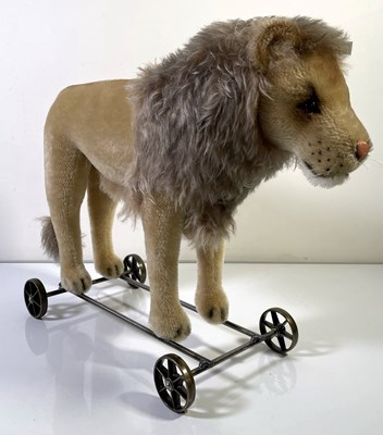 Lot 83 - STEIFF LION ON WHEELS 1909 REPLICA - 400445