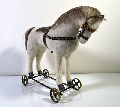Lot 84 - STEIFF TRAVELLER, HORSE ON WHEELS - 667701