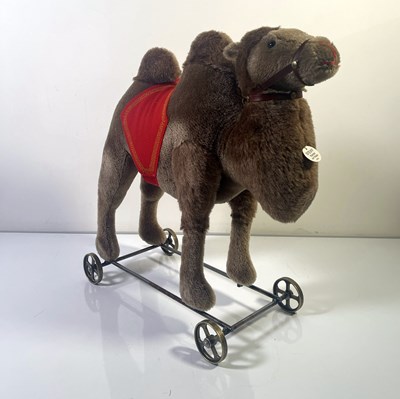 Lot 89 - STEIFF CAMEL ON WHEELS 1908 REPLICA - 400438