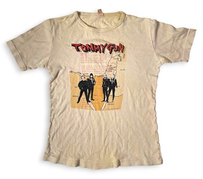 Lot 415 - THE CLASH - VINTAGE TOMMY GUN T-SHIRT.