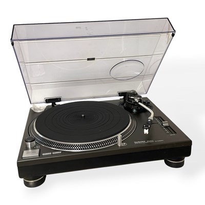 Lot 8 - TECHNICS SL-1210 MK2 DIRECT DRIVE TURNTABLE.